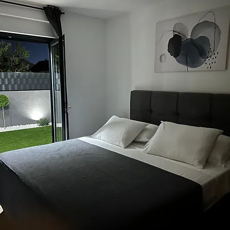 Oris, Private Parking, Garden Appartement *