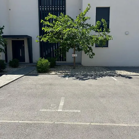 Oris, Private Parking, Private Garden