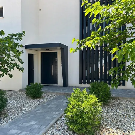 Lejlighed Oris, Private Parking, Private Garden *