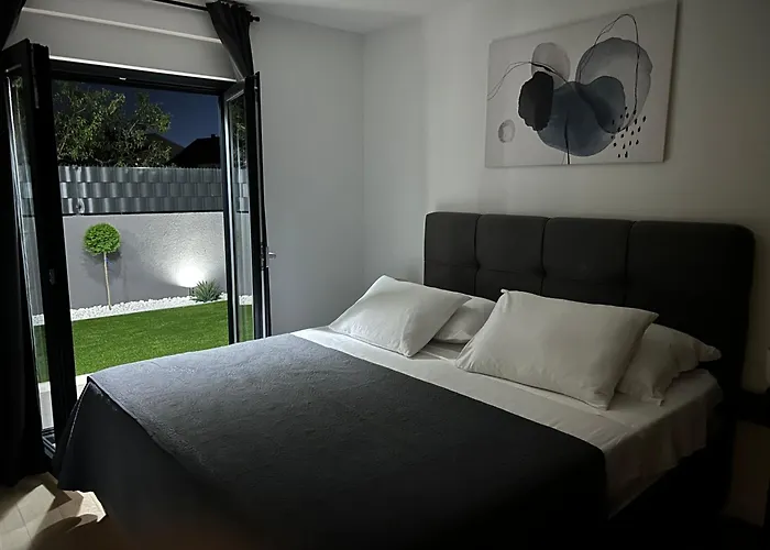 Oris, Private Parking, Garden Apartment *